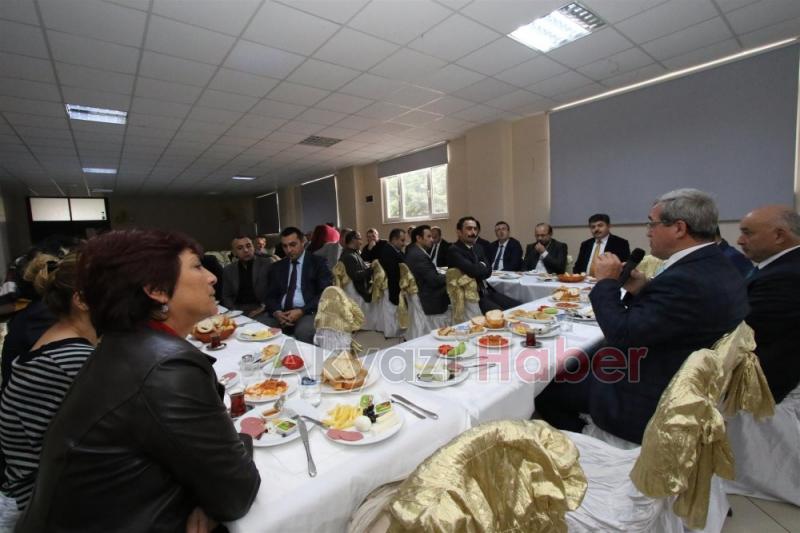 BAŞKAN AKCAN ORTA OKUL ve LİSE MÜDÜRLERİ İLE TOPLANTIDA BİRARAYA GELDİ