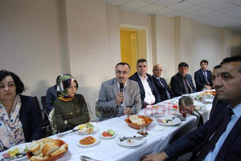 BAŞKAN AKCAN ORTA OKUL ve LİSE MÜDÜRLERİ İLE TOPLANTIDA BİRARAYA GELDİ