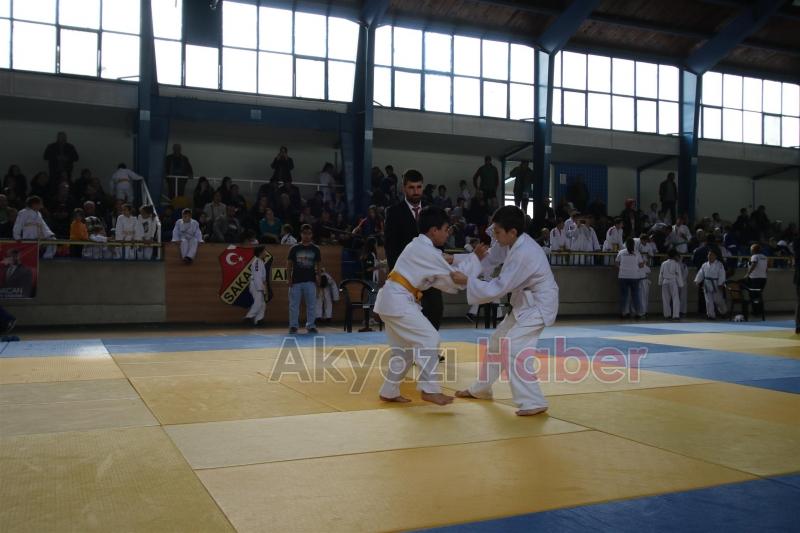 BAŞKAN AKCAN REFİK TETİK JUDO TURNUVASINI YAKINDAN İZLEDİ