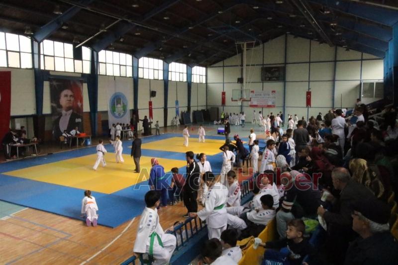 BAŞKAN AKCAN REFİK TETİK JUDO TURNUVASINI YAKINDAN İZLEDİ