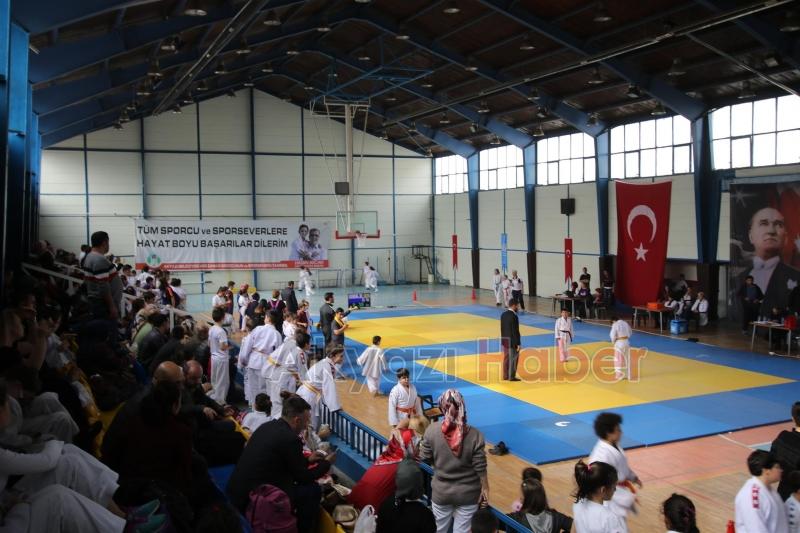 BAŞKAN AKCAN REFİK TETİK JUDO TURNUVASINI YAKINDAN İZLEDİ
