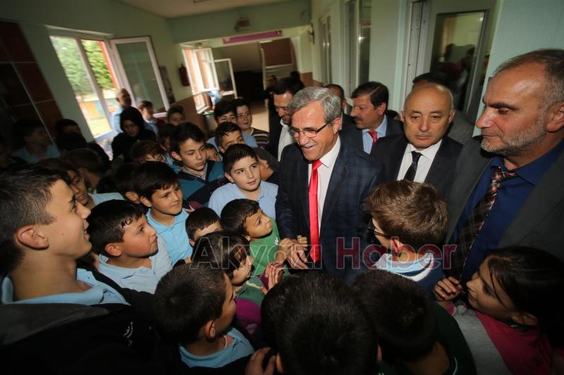 BAŞKAN AKCAN’DAN CUMHURİYET ORTAOKULUNA ZİYARET