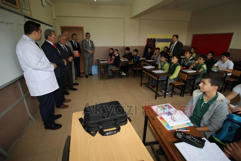 BAŞKAN AKCAN’DAN CUMHURİYET ORTAOKULUNA ZİYARET