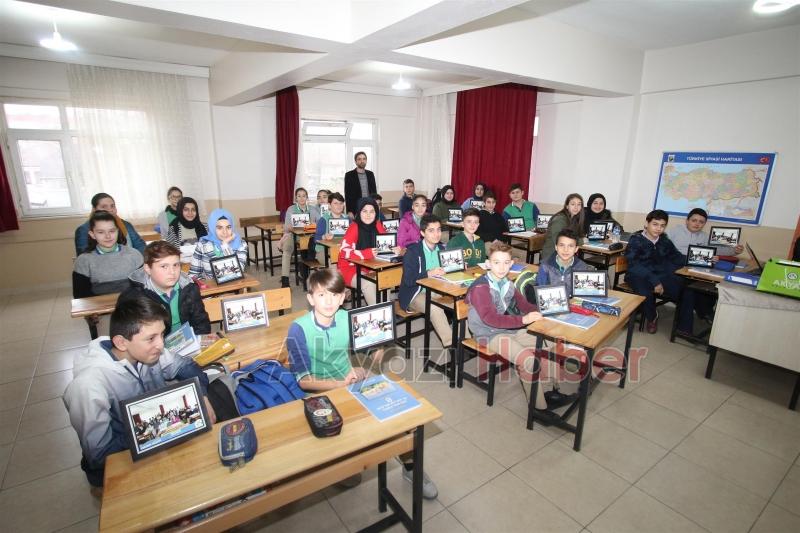 Başkan Akcan’dan Öğrencilere Fotoğraf Hatırası