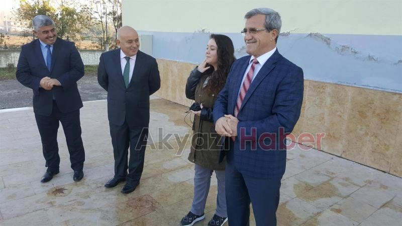 BAŞKAN AKCANDAN ŞİİR YARIŞMASINDA BİRİNCİ OLAN ÖĞRENCİYE ÖDÜL