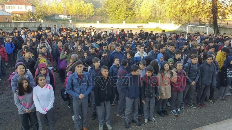 BAŞKAN AKCANDAN ŞİİR YARIŞMASINDA BİRİNCİ OLAN ÖĞRENCİYE ÖDÜL