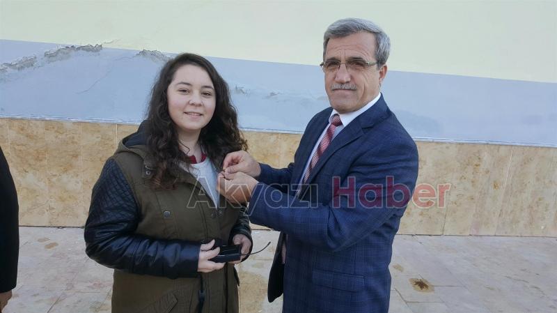 BAŞKAN AKCANDAN ŞİİR YARIŞMASINDA BİRİNCİ OLAN ÖĞRENCİYE ÖDÜL