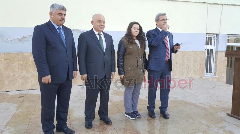 BAŞKAN AKCANDAN ŞİİR YARIŞMASINDA BİRİNCİ OLAN ÖĞRENCİYE ÖDÜL