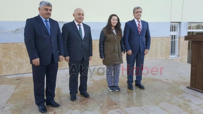 BAŞKAN AKCANDAN ŞİİR YARIŞMASINDA BİRİNCİ OLAN ÖĞRENCİYE ÖDÜL