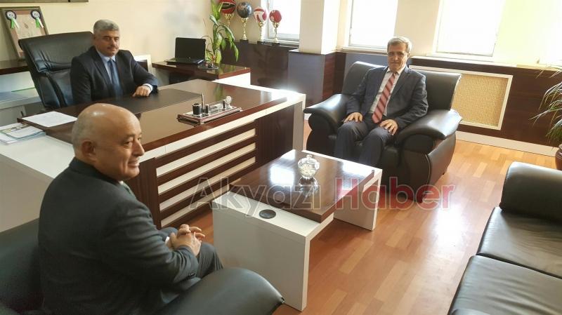 BAŞKAN AKCANDAN ŞİİR YARIŞMASINDA BİRİNCİ OLAN ÖĞRENCİYE ÖDÜL