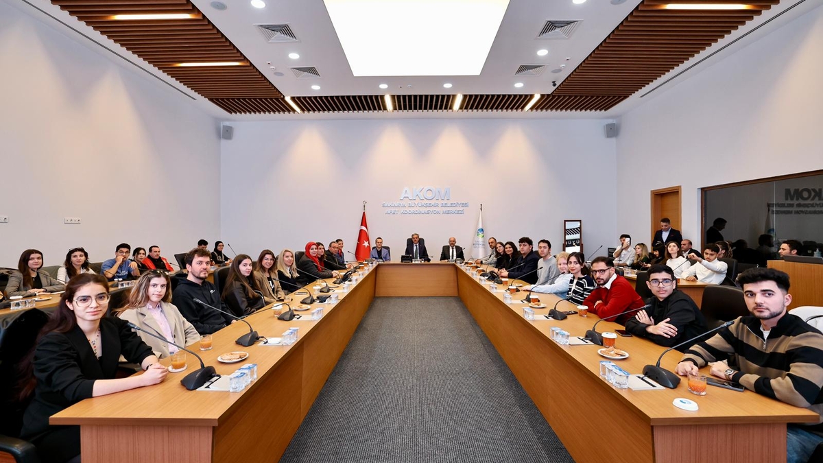 Başkan Alemdar 17 ülkeden gençler ile buluştu