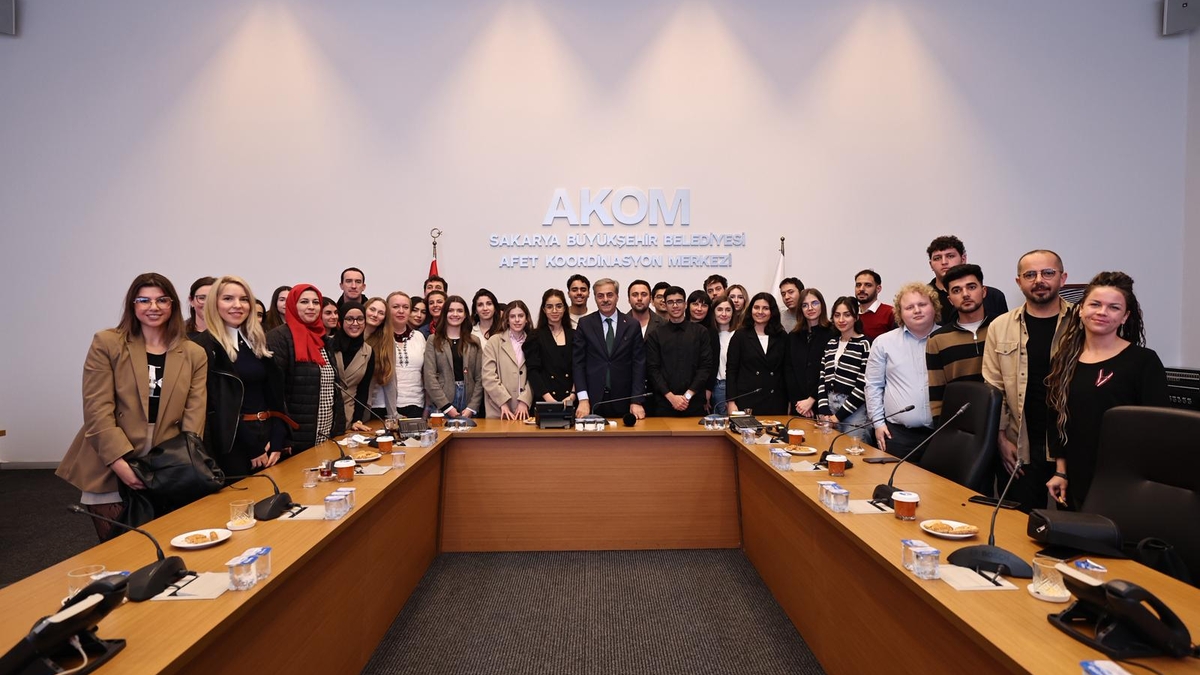 Başkan Alemdar 17 ülkeden gençler ile buluştu