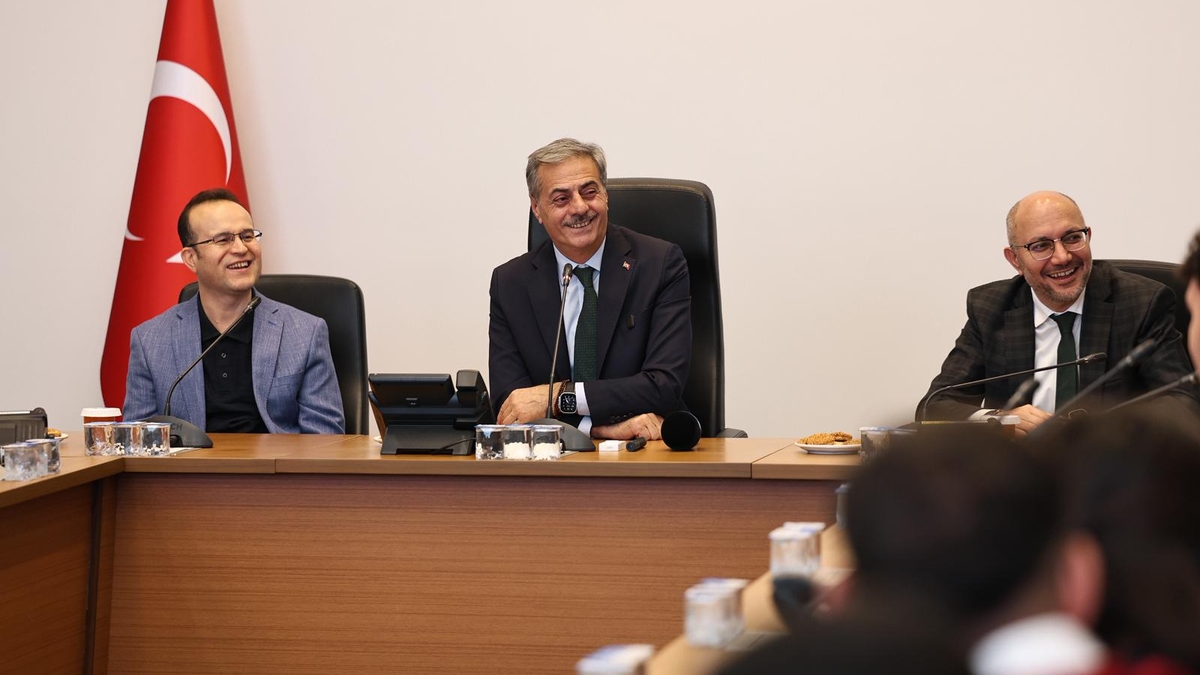 Başkan Alemdar 17 ülkeden gençler ile buluştu