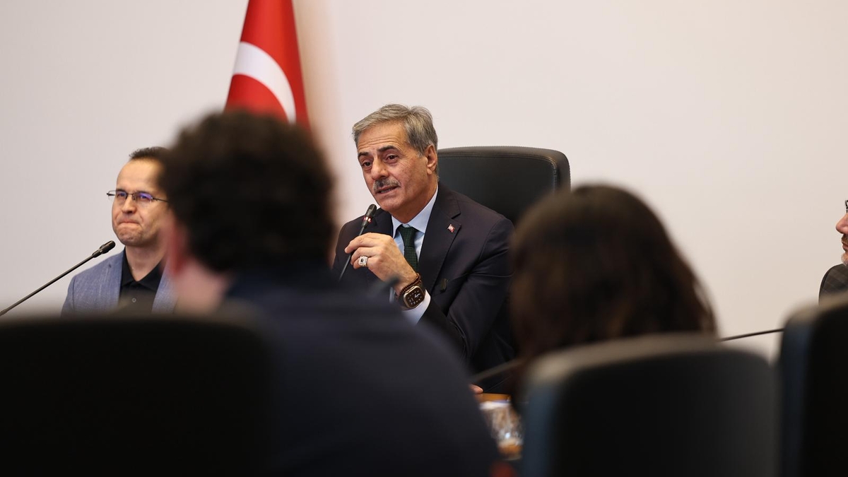 Başkan Alemdar 17 ülkeden gençler ile buluştu