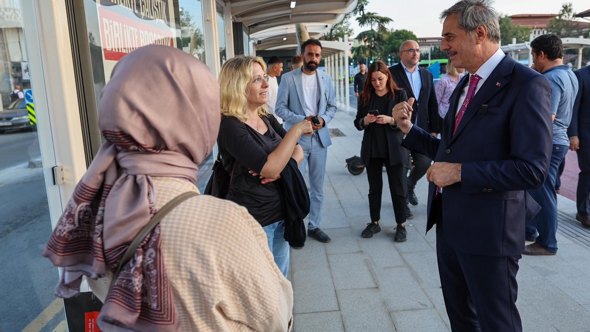 Başkan Alemdar metrobüste vatandaşlarla yolculuk etti, talepleri dinledi