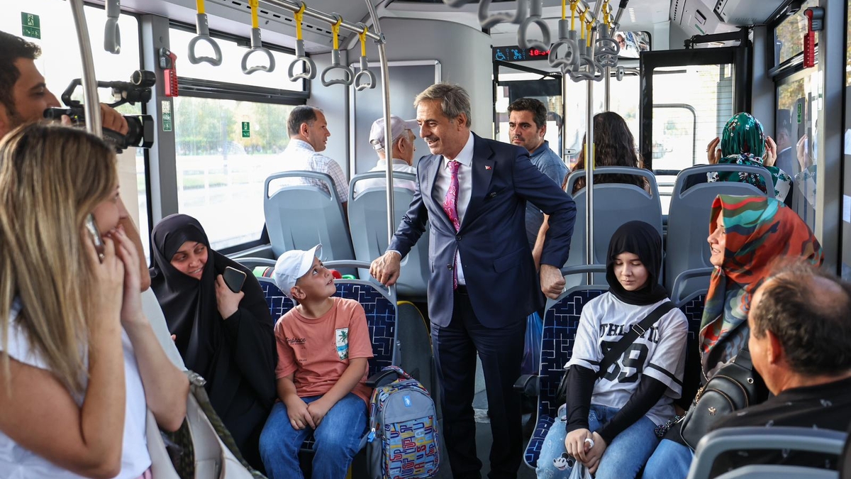 Başkan Alemdar metrobüste vatandaşlarla yolculuk etti, talepleri dinledi