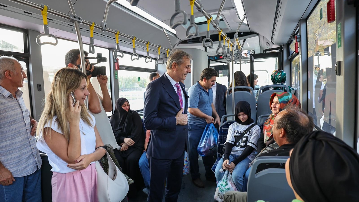 Başkan Alemdar metrobüste vatandaşlarla yolculuk etti, talepleri dinledi