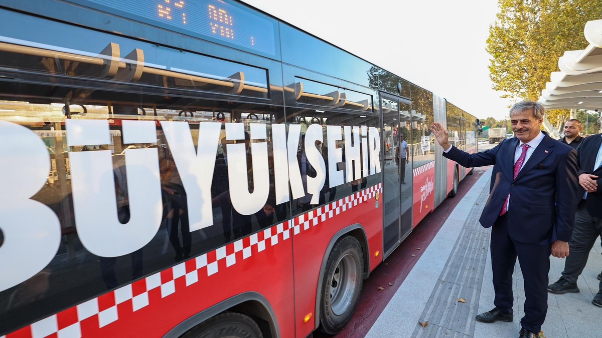 Başkan Alemdar metrobüste vatandaşlarla yolculuk etti, talepleri dinledi