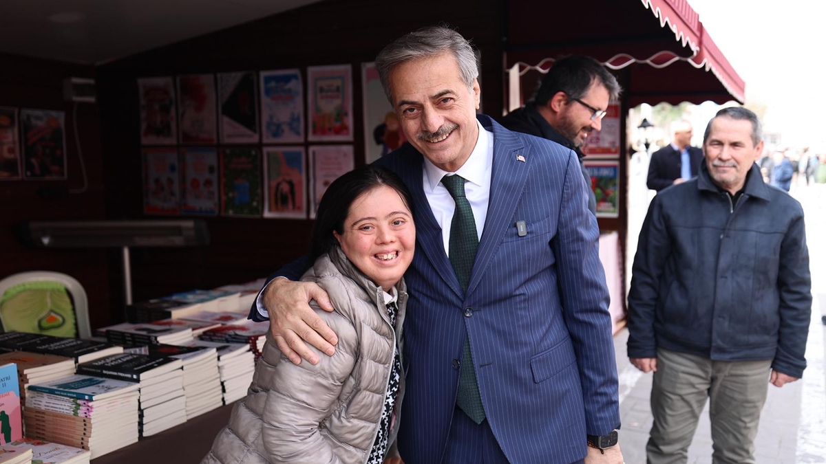 Başkan Alemdar’dan Ramazan klasiği; Vatandaşlarla kucaklaştı