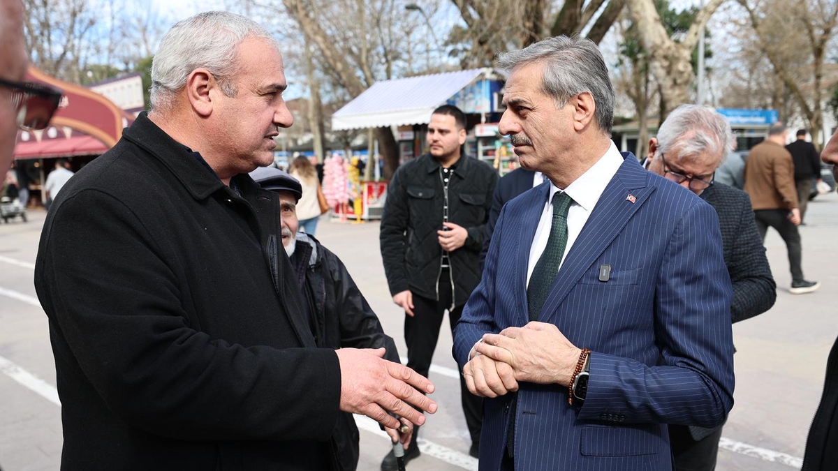 Başkan Alemdar’dan Ramazan klasiği; Vatandaşlarla kucaklaştı