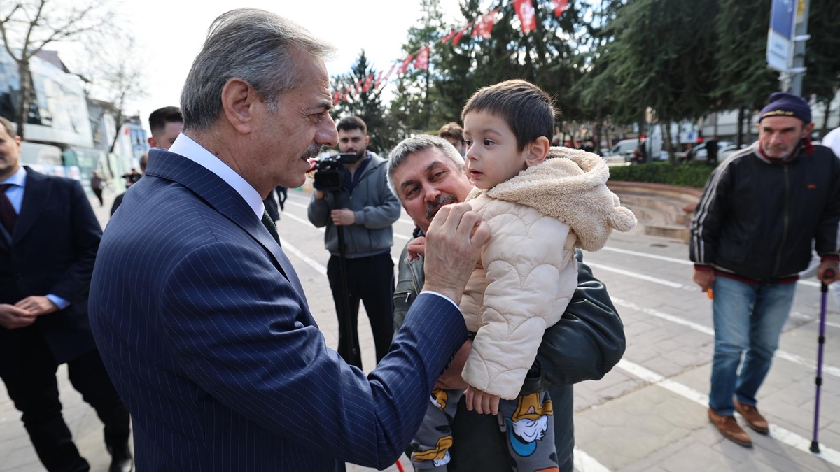 Başkan Alemdar’dan Ramazan klasiği; Vatandaşlarla kucaklaştı