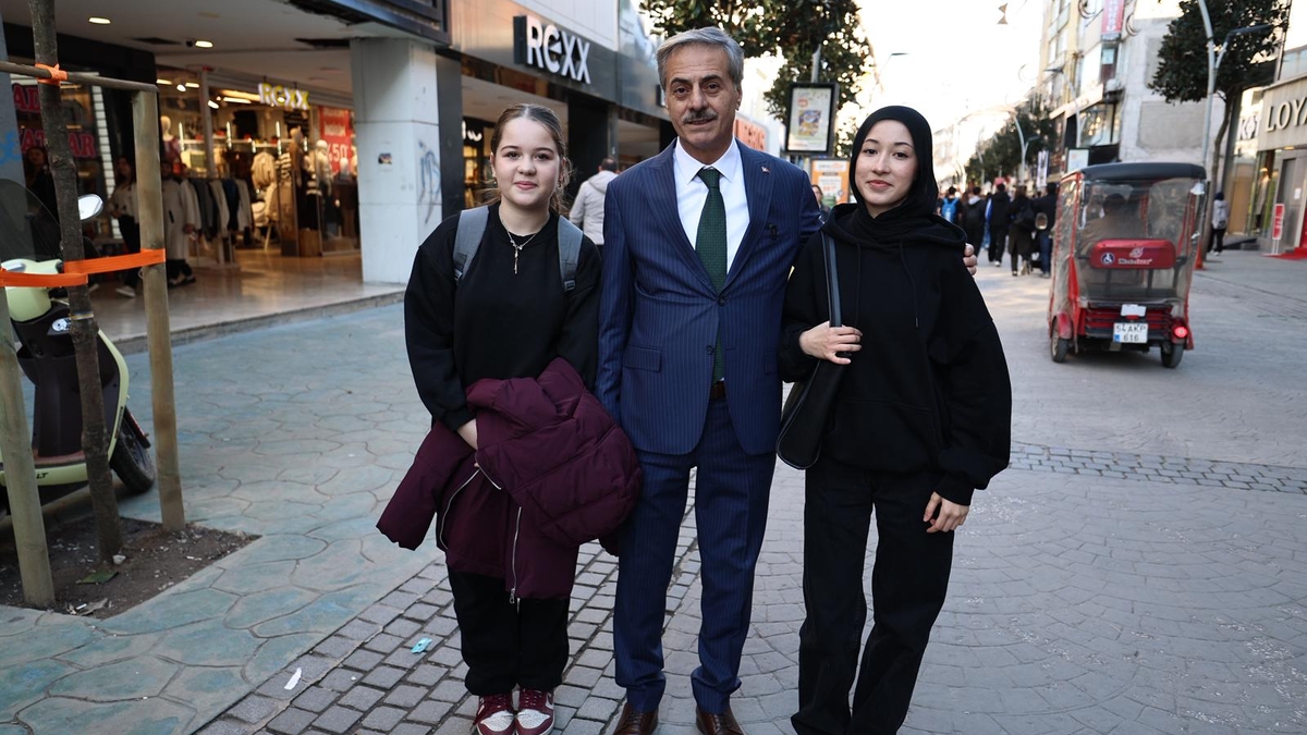 Başkan Alemdar’dan Ramazan klasiği; Vatandaşlarla kucaklaştı