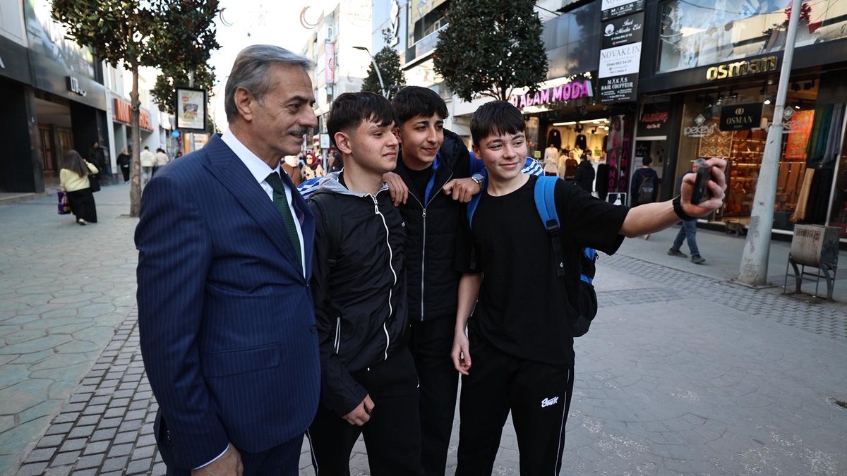 Başkan Alemdar’dan Ramazan klasiği; Vatandaşlarla kucaklaştı