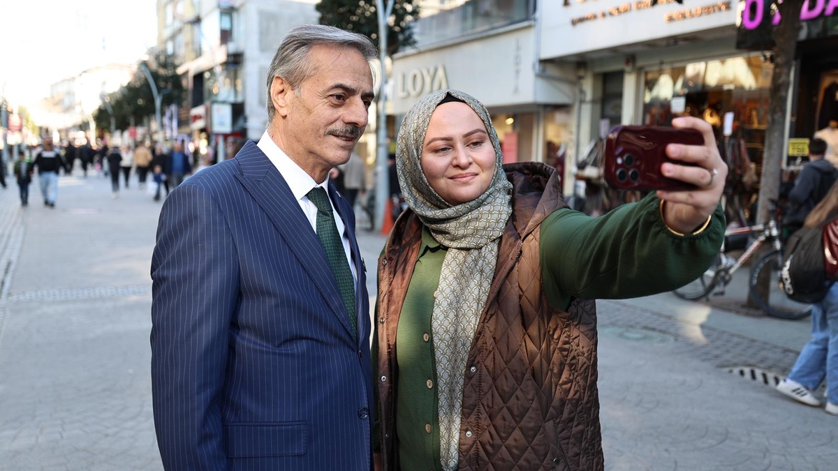 Başkan Alemdar’dan Ramazan klasiği; Vatandaşlarla kucaklaştı