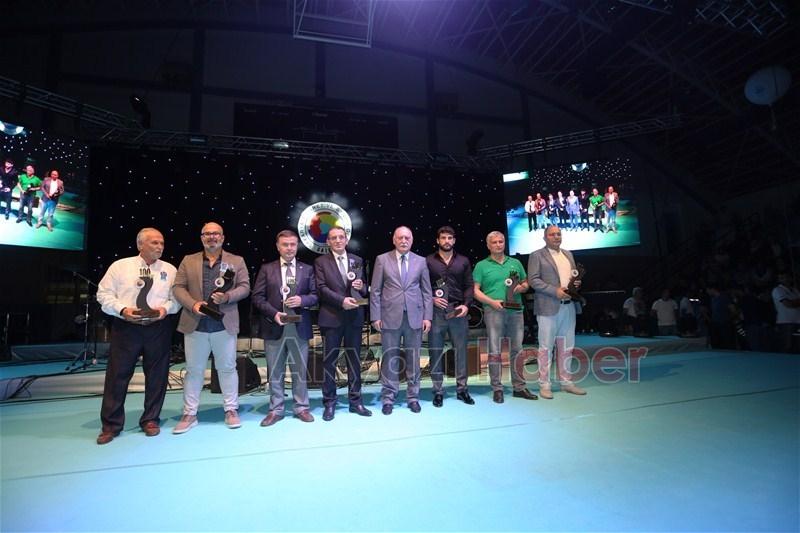 BAŞKAN BAYRAKTAR ÖDÜLLERİ DAĞITTI