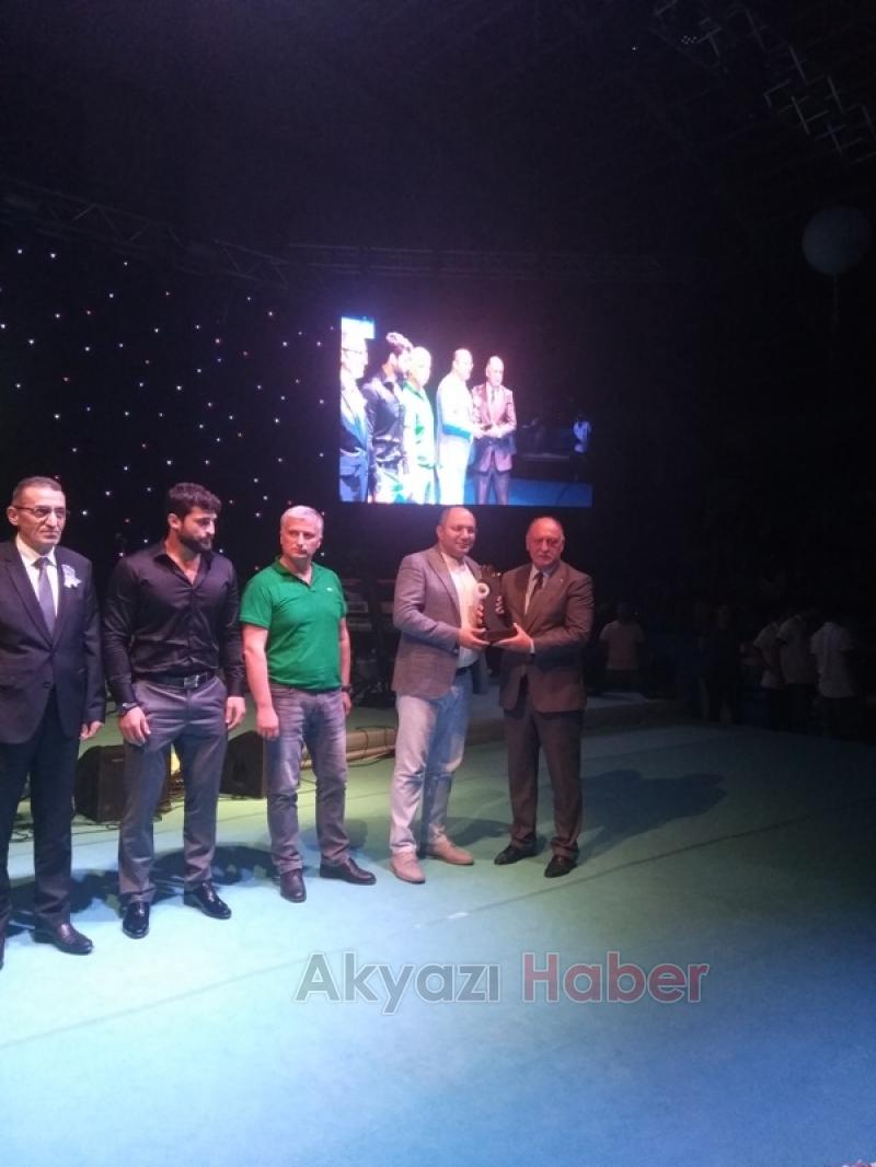 BAŞKAN BAYRAKTAR ÖDÜLLERİ DAĞITTI