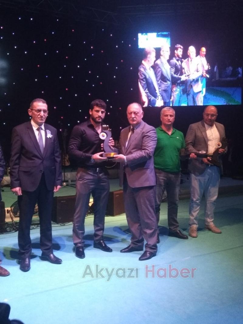 BAŞKAN BAYRAKTAR ÖDÜLLERİ DAĞITTI