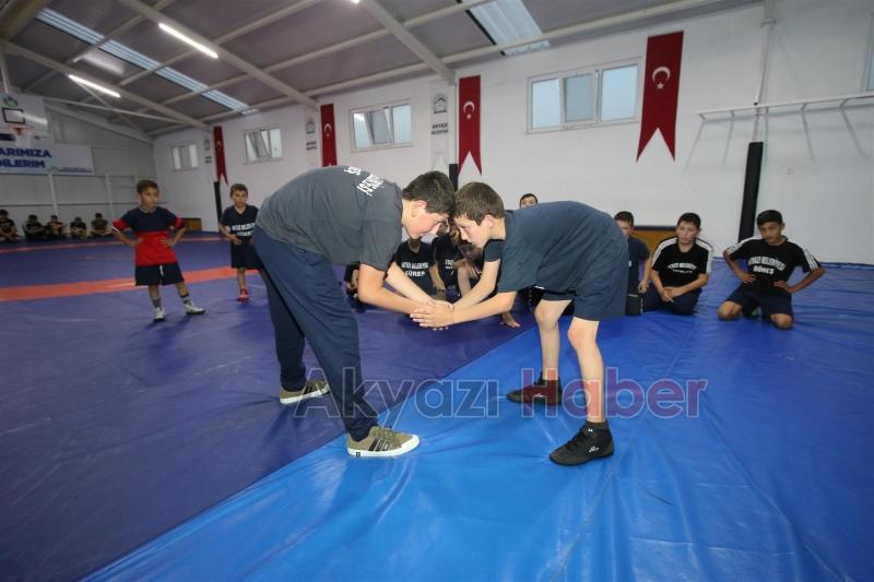 Başkan Soykan güreşçileri ziyaret etti Sporcu ile güreş tuttu