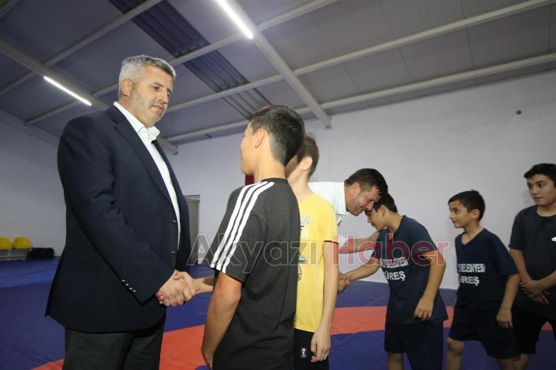 Başkan Soykan güreşçileri ziyaret etti Sporcu ile güreş tuttu