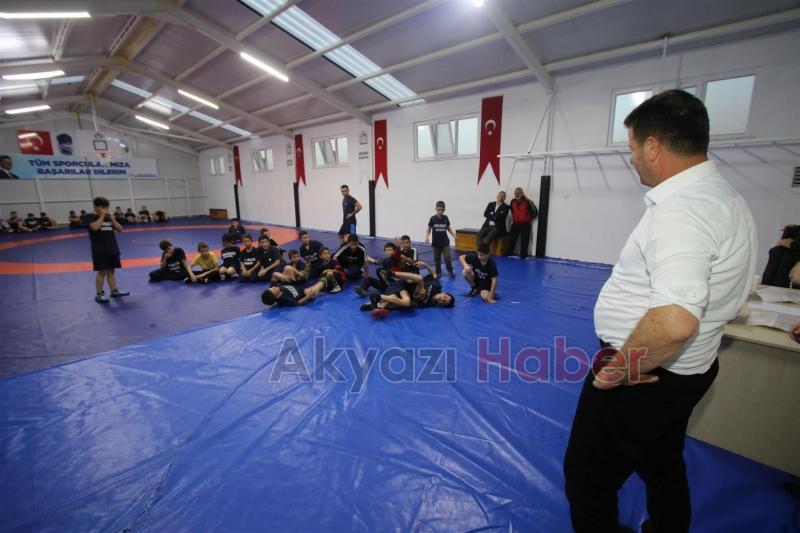 Başkan Soykan güreşçileri ziyaret etti Sporcu ile güreş tuttu