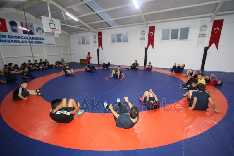 Başkan Soykan güreşçileri ziyaret etti Sporcu ile güreş tuttu