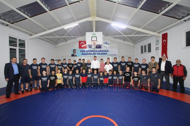 Başkan Soykan güreşçileri ziyaret etti Sporcu ile güreş tuttu