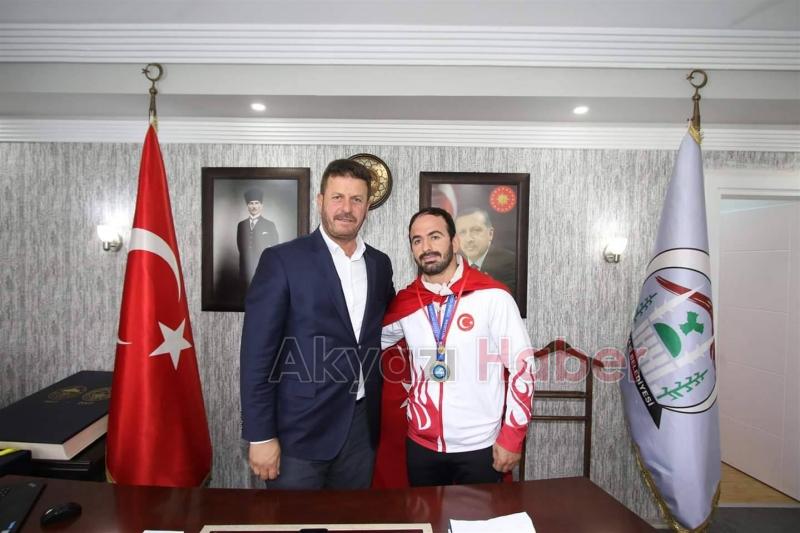 Başkan Soykan güreşçileri ziyaret etti Sporcu ile güreş tuttu