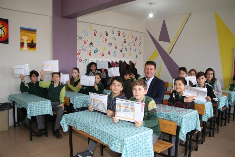 Başkan Soykan Öğrencilerin Karne Sevincine Ortak Oldu
