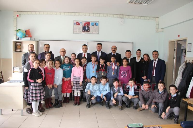 Başkan Soykan Öğrencilerin Karne Sevincine Ortak Oldu