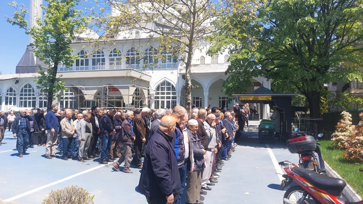 Basri Çelik Dualarla Toprağa Verildi