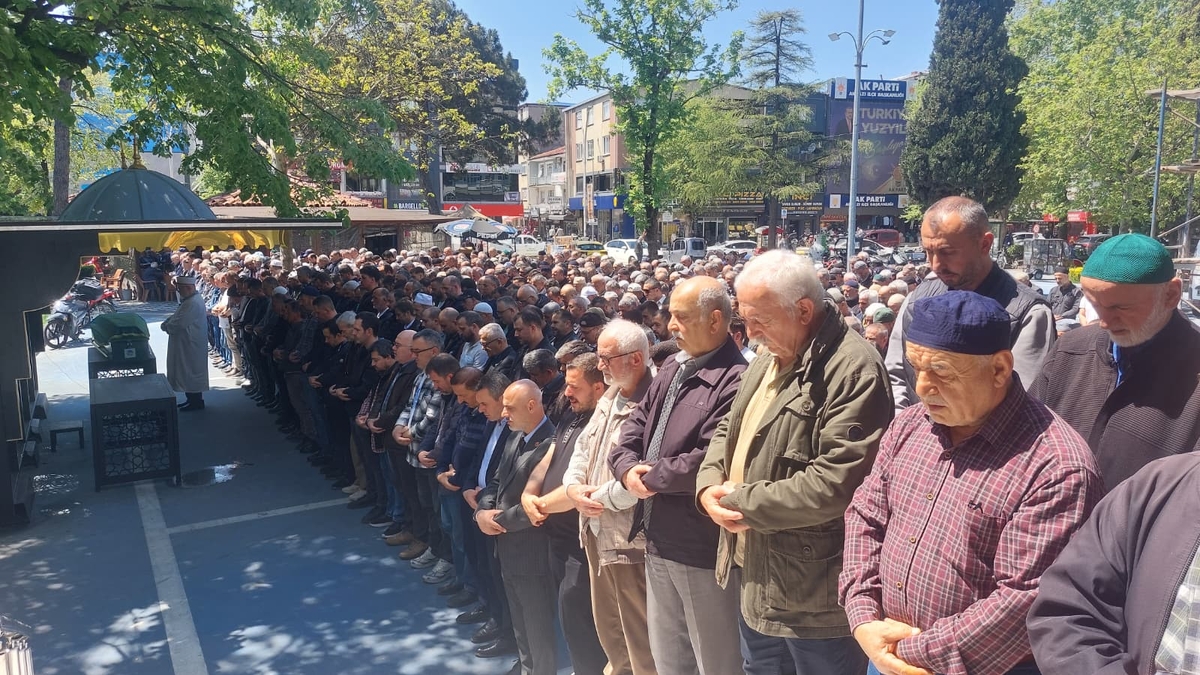 Basri Çelik Dualarla Toprağa Verildi