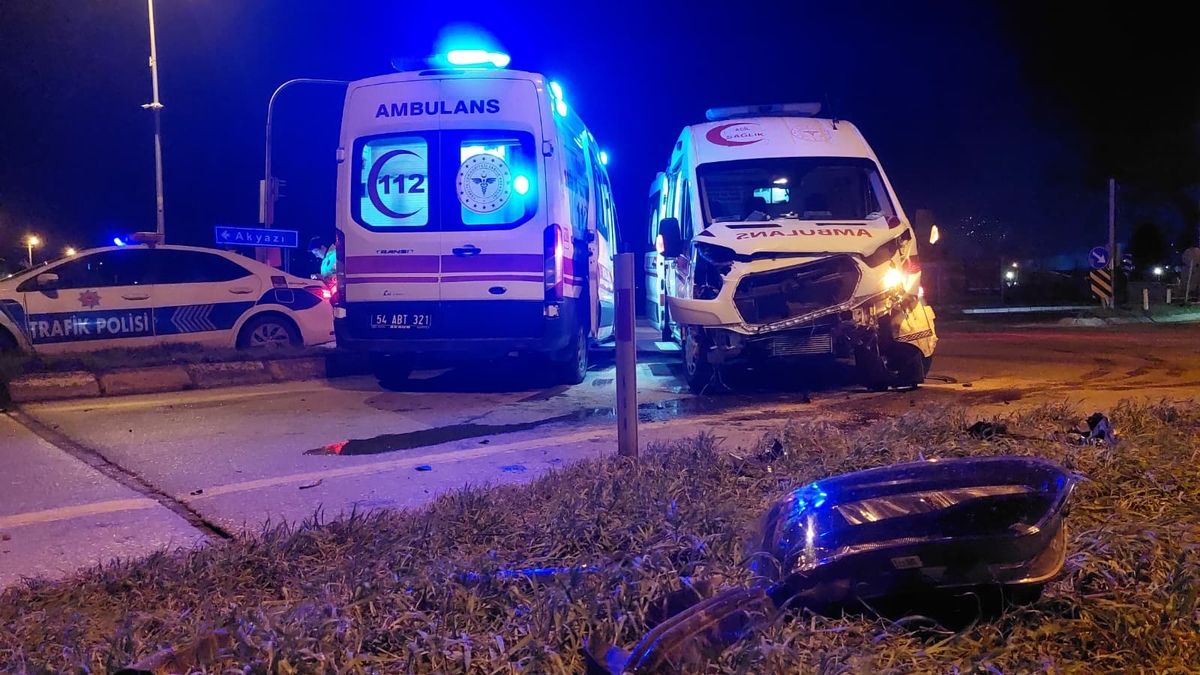 Batakköy Kavşağı'nda ambulans ile otomobil çarpıştı