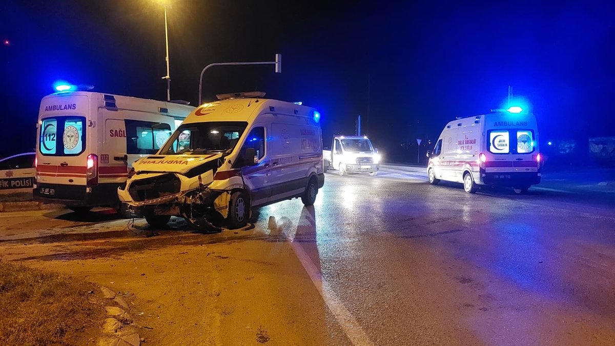Batakköy Kavşağı'nda ambulans ile otomobil çarpıştı