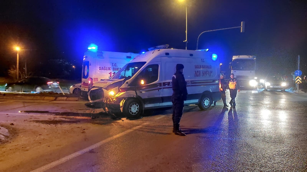 Batakköy Kavşağı'nda ambulans ile otomobil çarpıştı