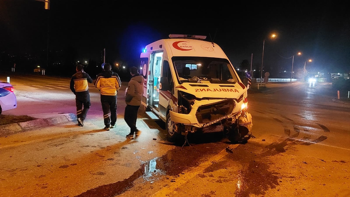 Batakköy Kavşağı'nda ambulans ile otomobil çarpıştı
