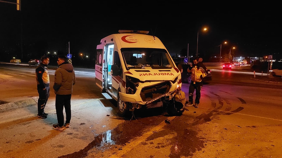 Batakköy Kavşağı'nda ambulans ile otomobil çarpıştı