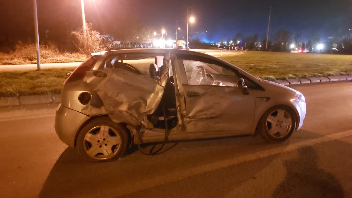 Batakköy Kavşağı'nda ambulans ile otomobil çarpıştı