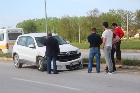 Batakköy Kavşağında Maddi Hasarlı Kaza