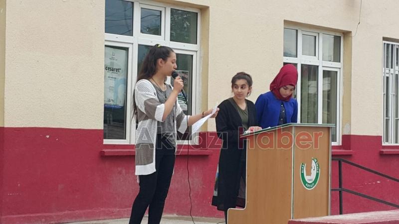 Bayrak Şiiri Büyük Alkış Aldı