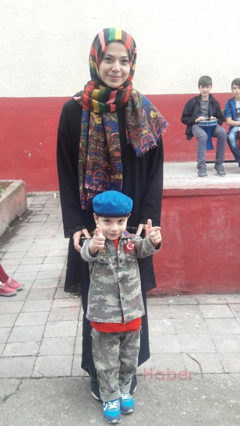 Bayrak Şiiri Büyük Alkış Aldı